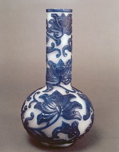 Bottiglia in vetro cameo blu e bianco cinese, periodo Chien Lung (1736-95)